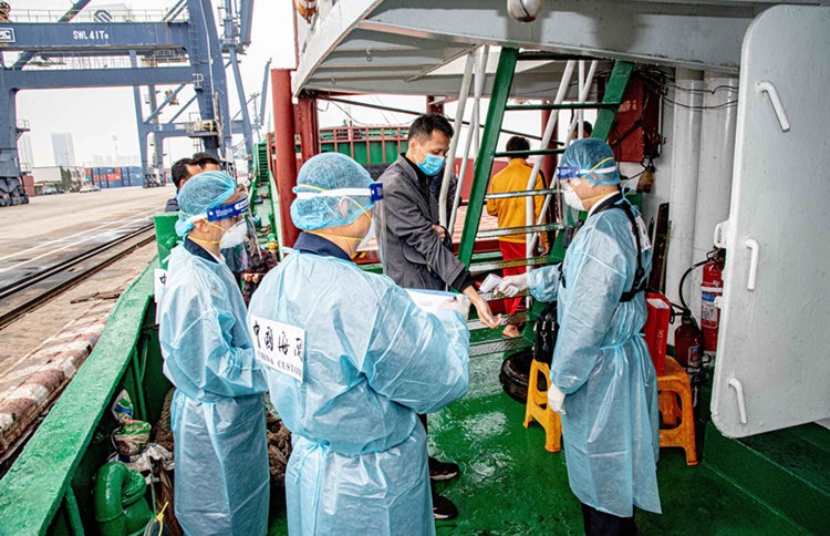 平凡的力量(图) ——记汕头港海关运输工具监管科